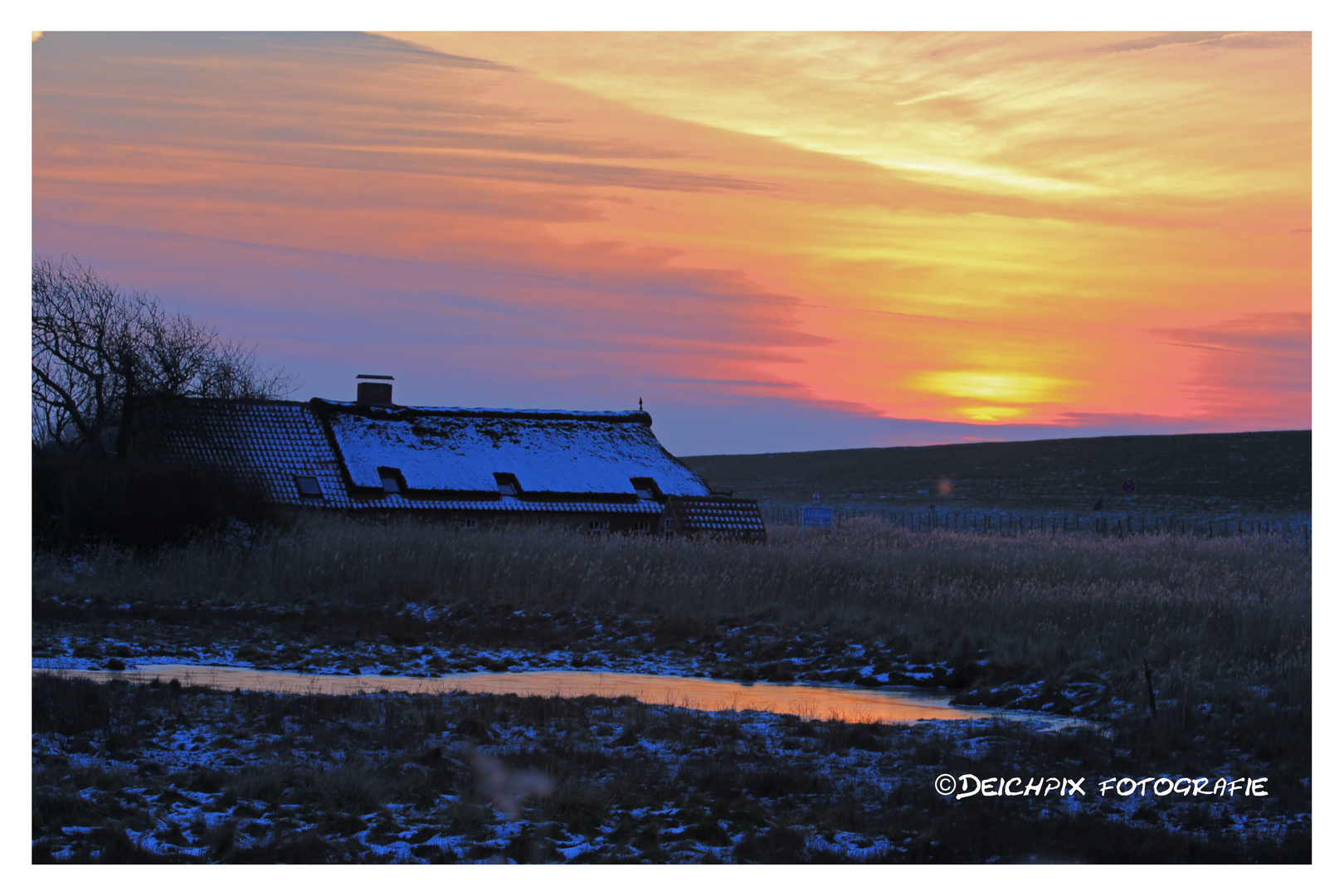 Friesenhaus bei Sonnenuntergang