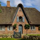 Friesenhaus mit Hahn als Motiv im Hauseingang