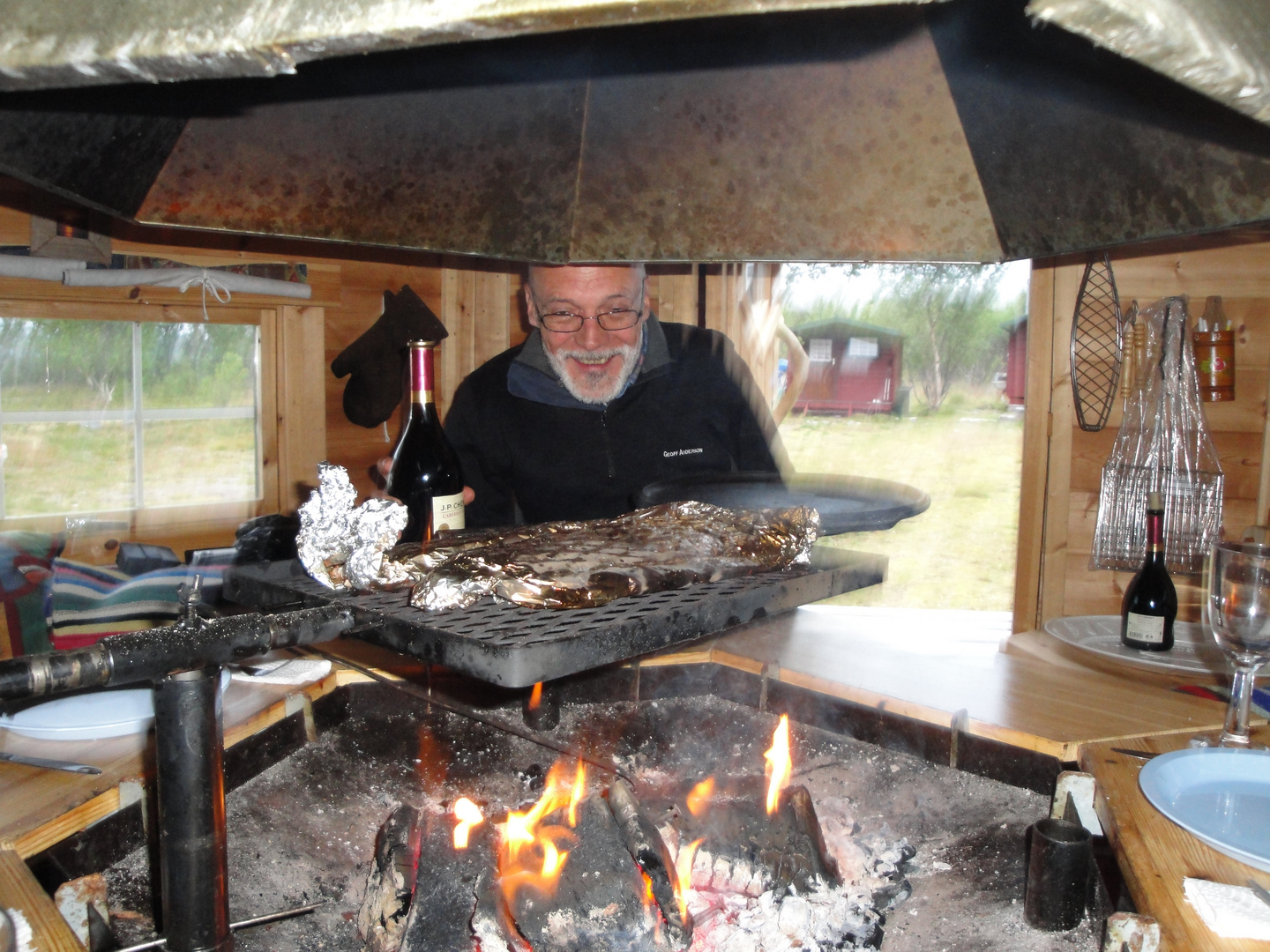 Frisch gefangener Lachs auf dem Grill am Nord-Cap