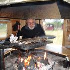 Frisch gefangener Lachs auf dem Grill am Nord-Cap