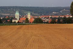 frisch gepflügtes Feld vor Naumburger Dom