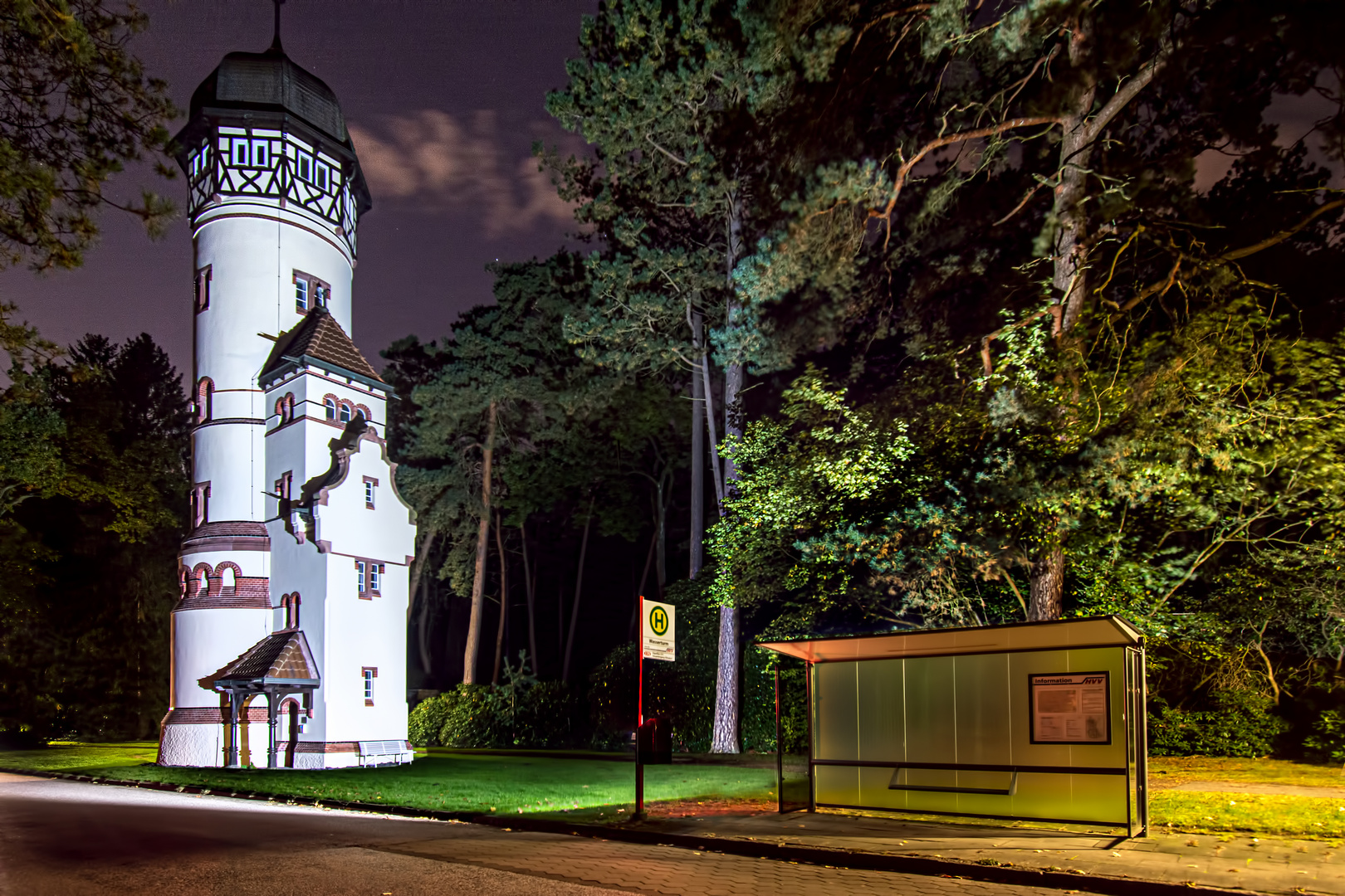 frisch renovierter Wasserturm Friedhoh Ohlsdorf