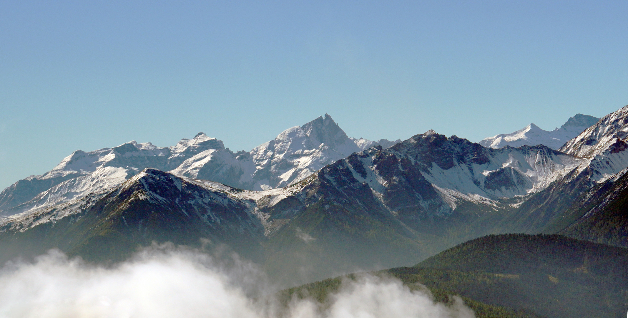 frisch verschneite Tiroler  Bergwelt 