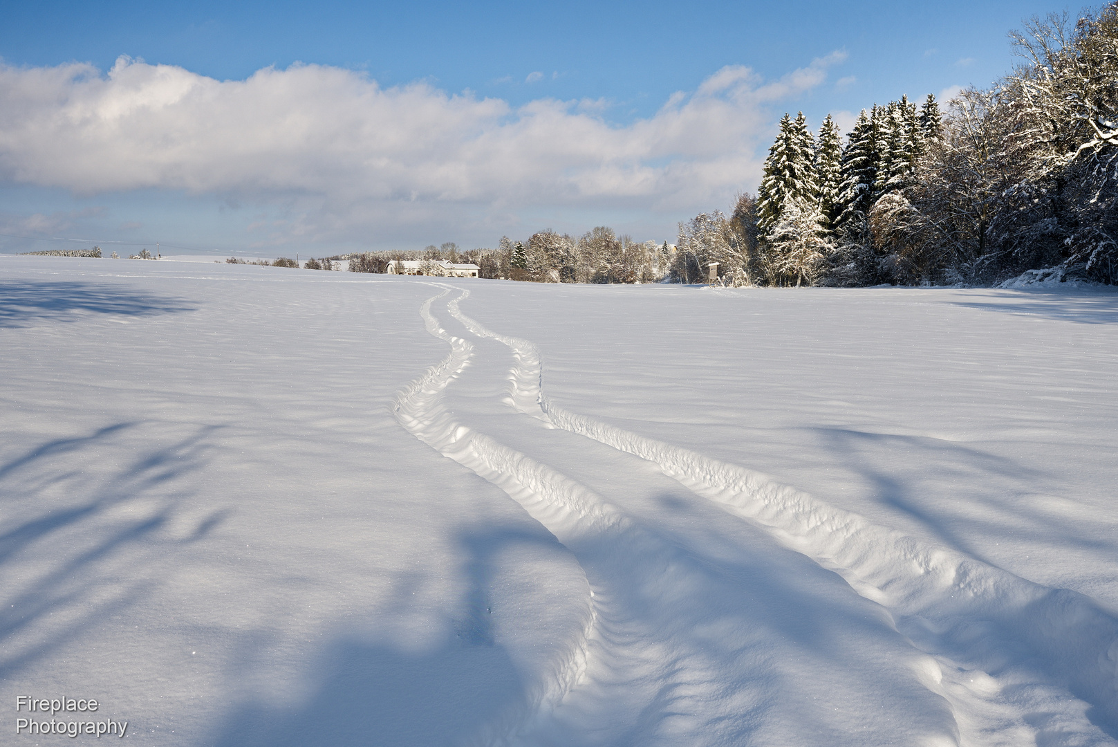 Frische Luft schnappen beim Schneeschuhwandern durch den Neuschnee 