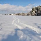 Frische Luft schnappen beim Schneeschuhwandern durch den Neuschnee 