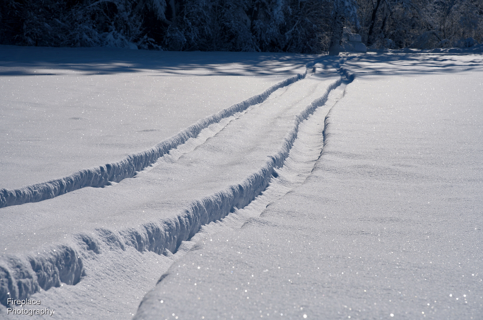 Frische Luft schnappen beim Schneeschuhwandern durch den Neuschnee 