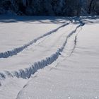 Frische Luft schnappen beim Schneeschuhwandern durch den Neuschnee 