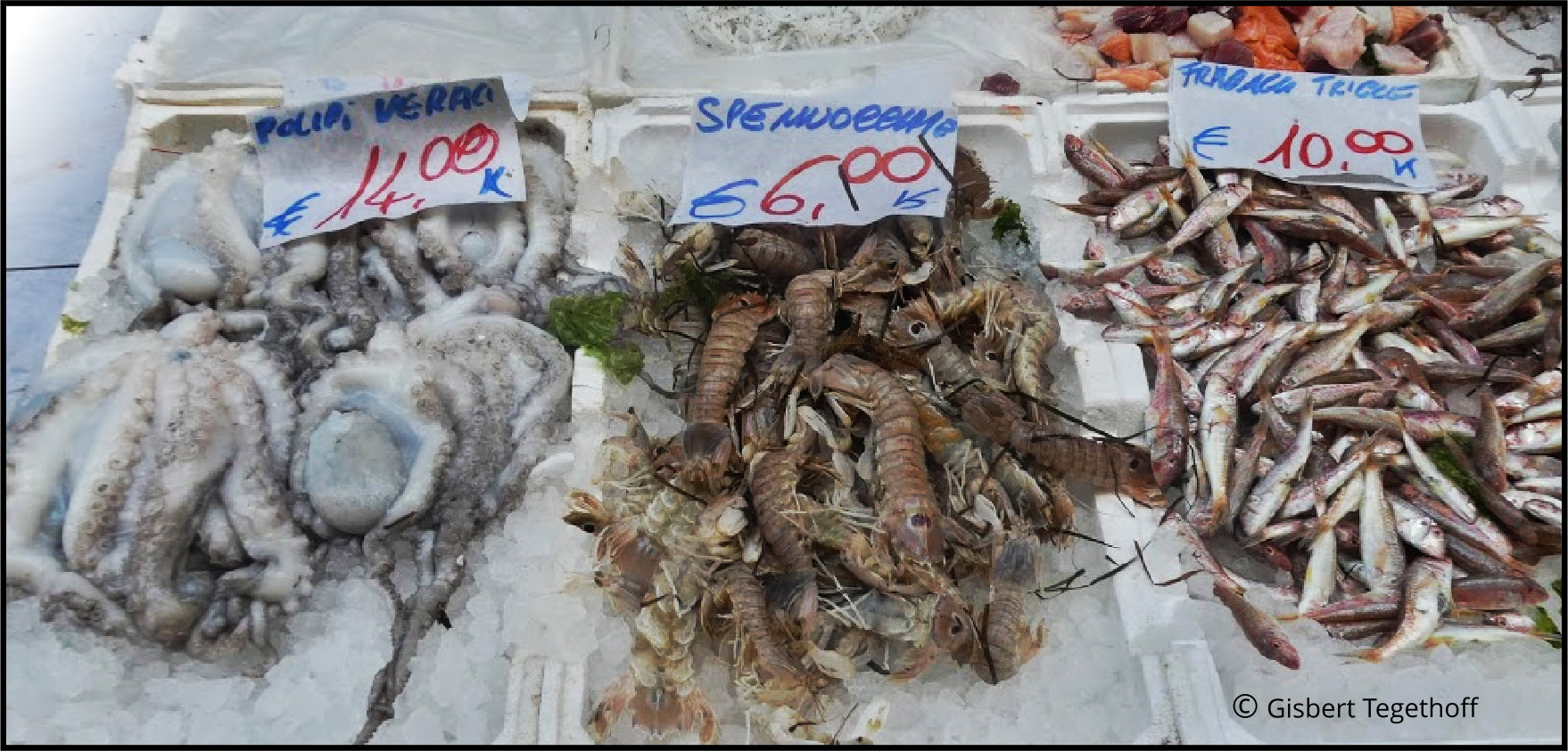 Frischer Fisch auf dem Straßenverkaufsstand in Neapel