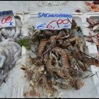 Frischer Fisch auf dem Straßenverkaufsstand in Neapel