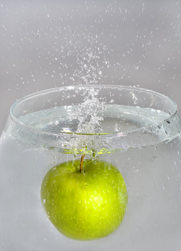 frischer grüner Apfel im Wasser