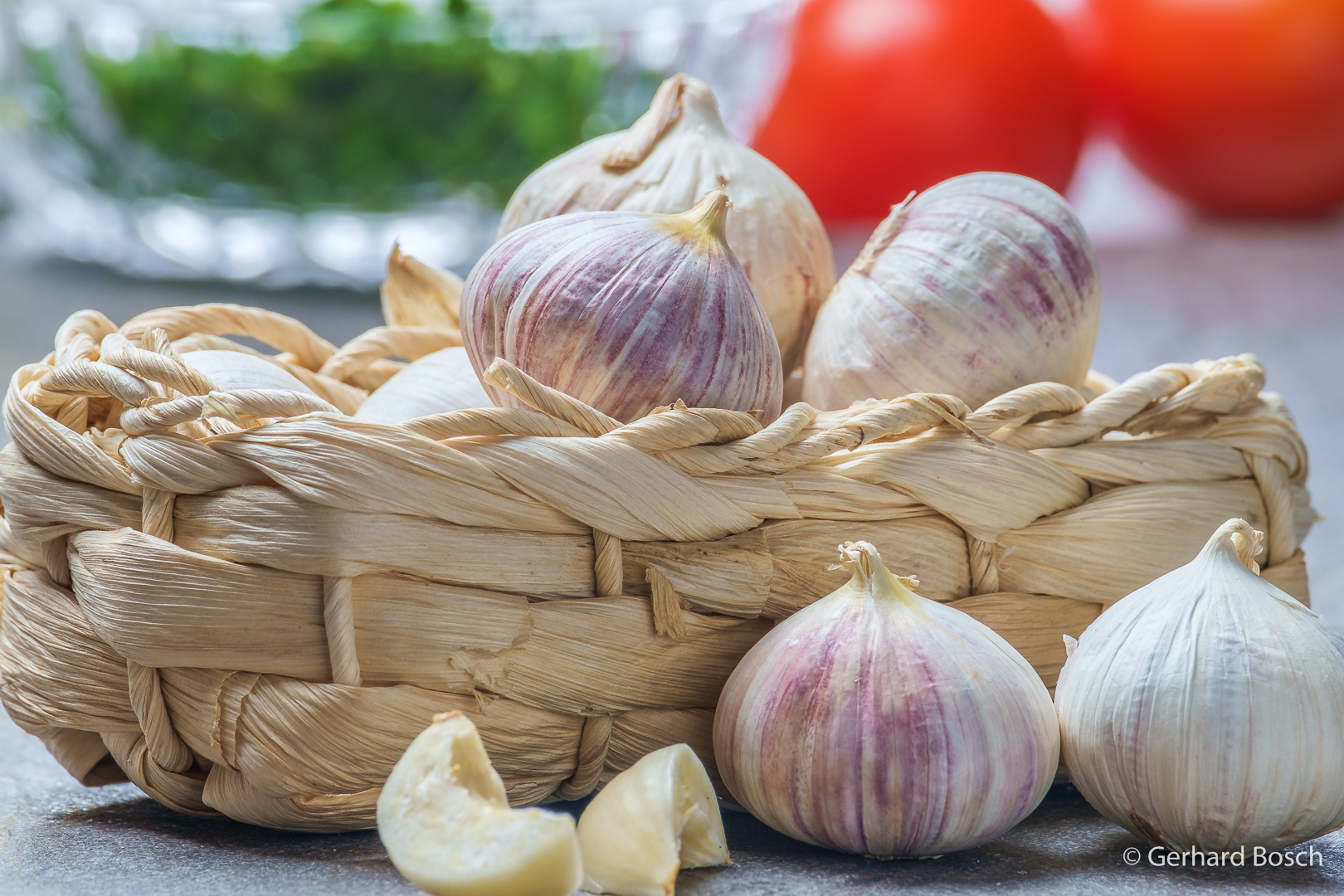 Frischer Knoblauch in einem Korb