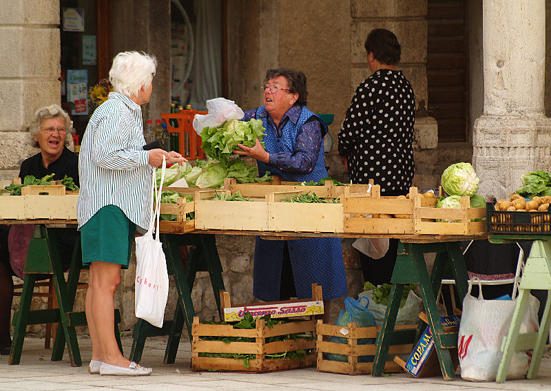 Frischer Salat wird an die Frau gebracht - Markttag - in Cres - auf Cres (Kroatien)