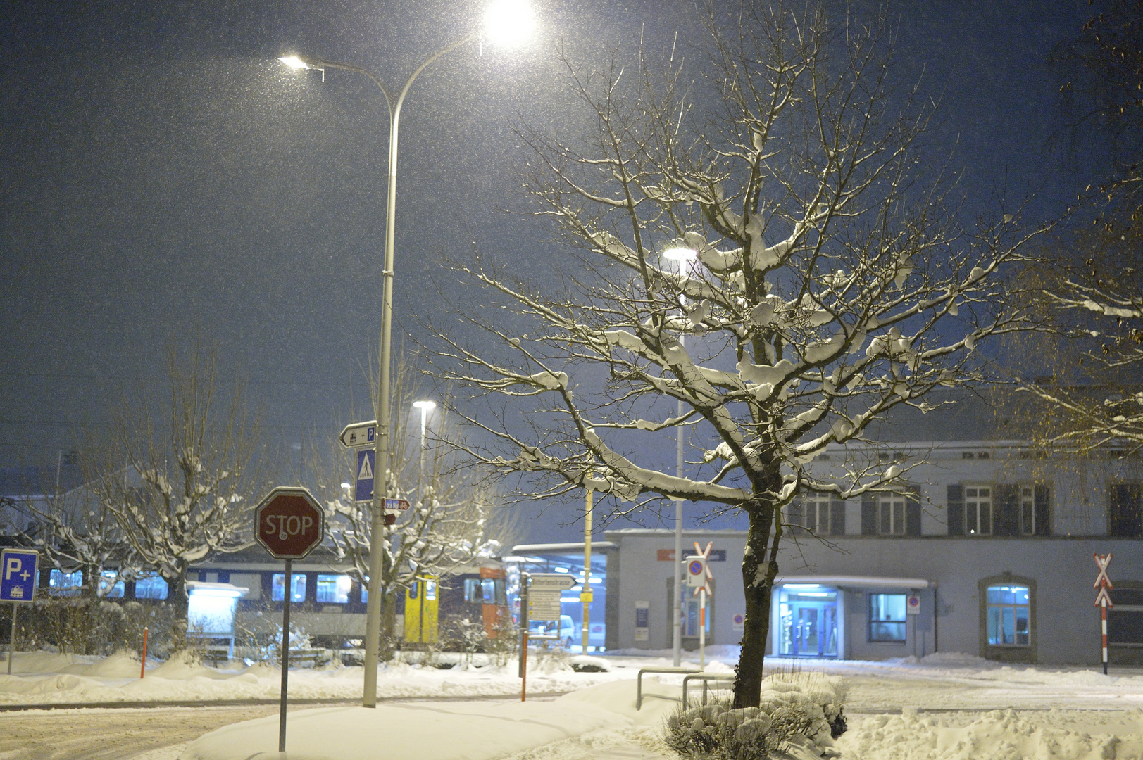 Frischer Schnee am Bahnhof Oensingen