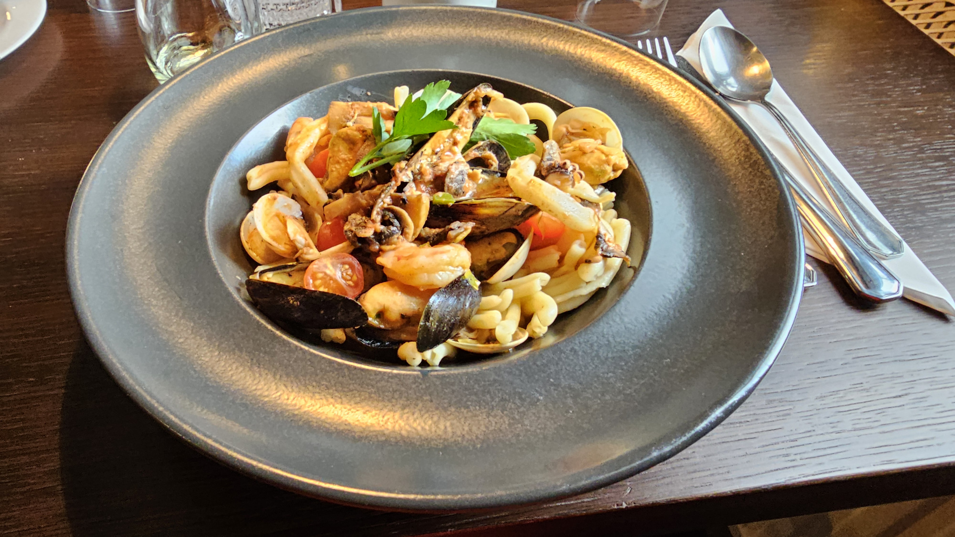 Frischgemachte Pasta mit Muscheln und Scampis