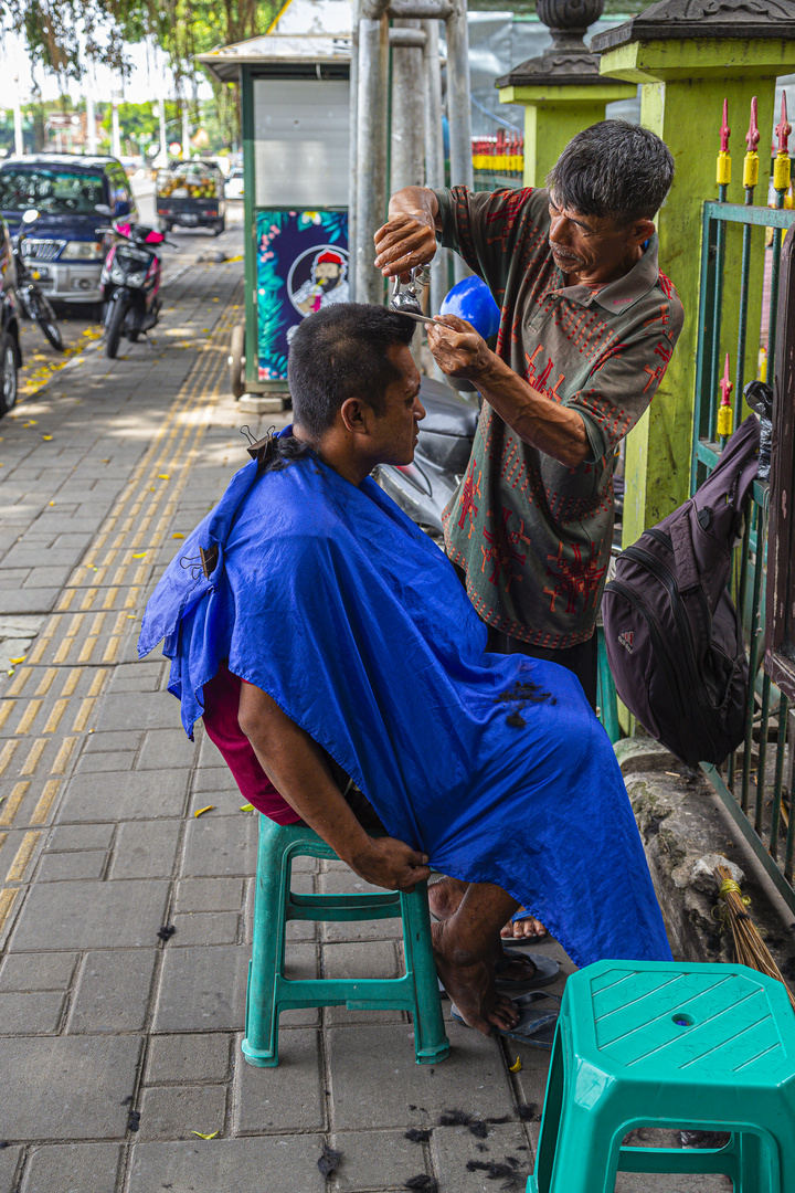 Friseur am Straßenrand - Yogyakarta