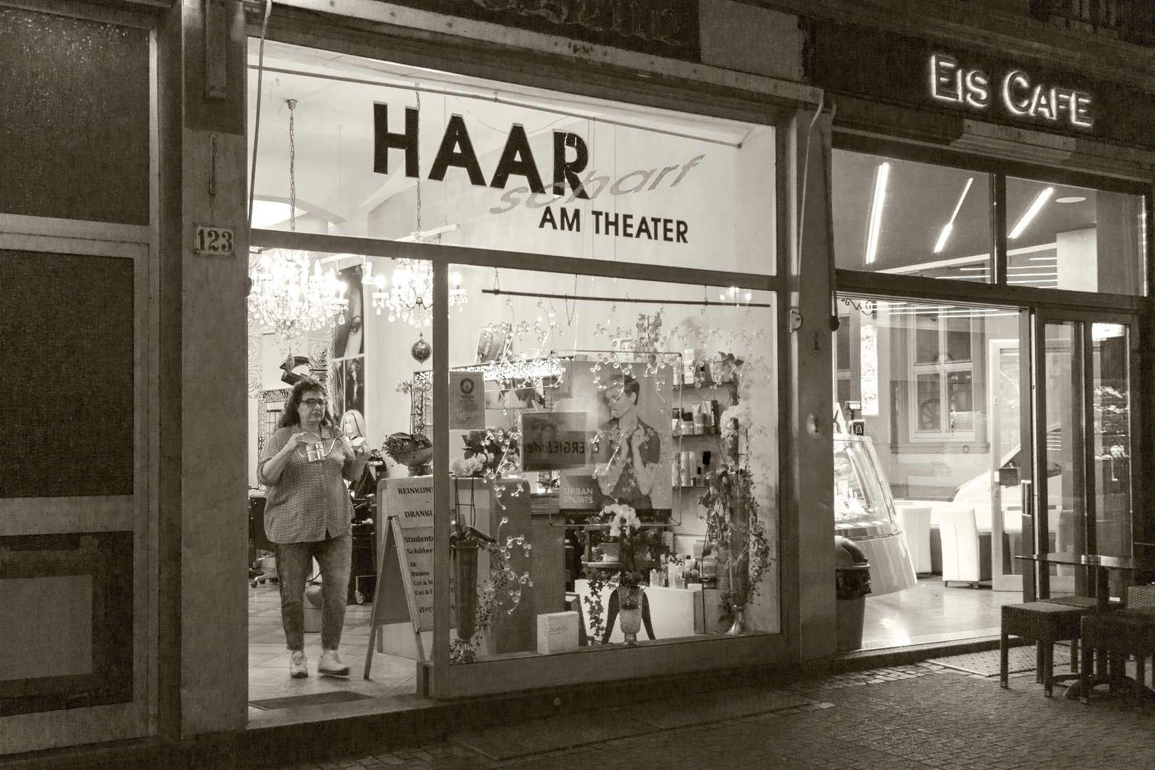 Friseur HAARSCHARF AM THEATER am Abend in Heidelberg