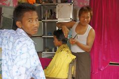 friseurgeschichten III, am landmarkt, burma 2011