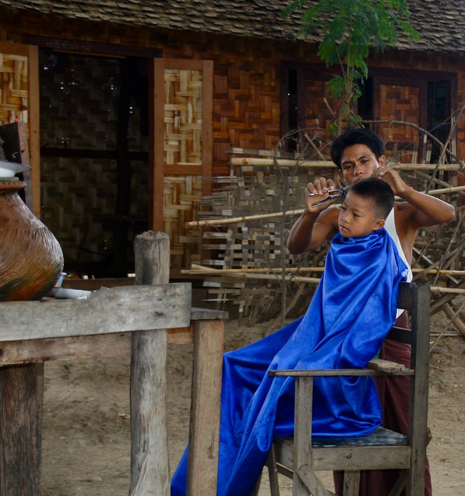 friseurgeschichten III, zwischen mandalay und mount popa, burma 2011