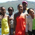 Fröhlich singende Kinder am Tafelberg Kapstadt