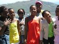 Fröhlich singende Kinder am Tafelberg Kapstadt von Armin Braun