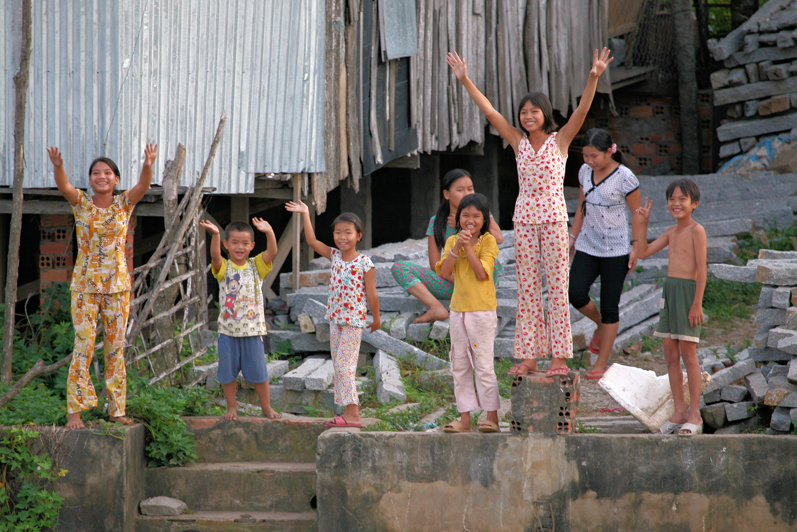 Fröhliche Kinder am Mekong