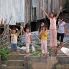 Fröhliche Kinder am Mekong