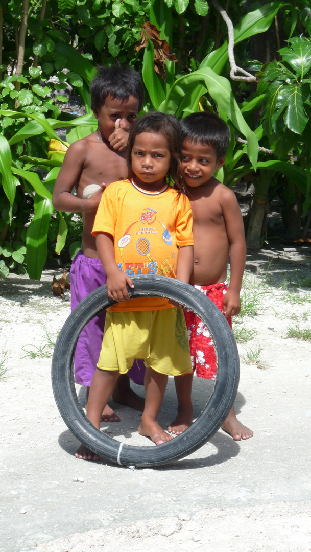fröhliche Kinder im Norden des Atolls auf Tarawa