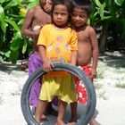 fröhliche Kinder im Norden des Atolls auf Tarawa