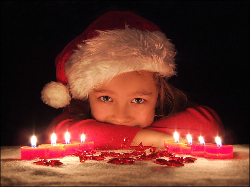 Fröhliche Kinderaugen im Kerzenlicht ...