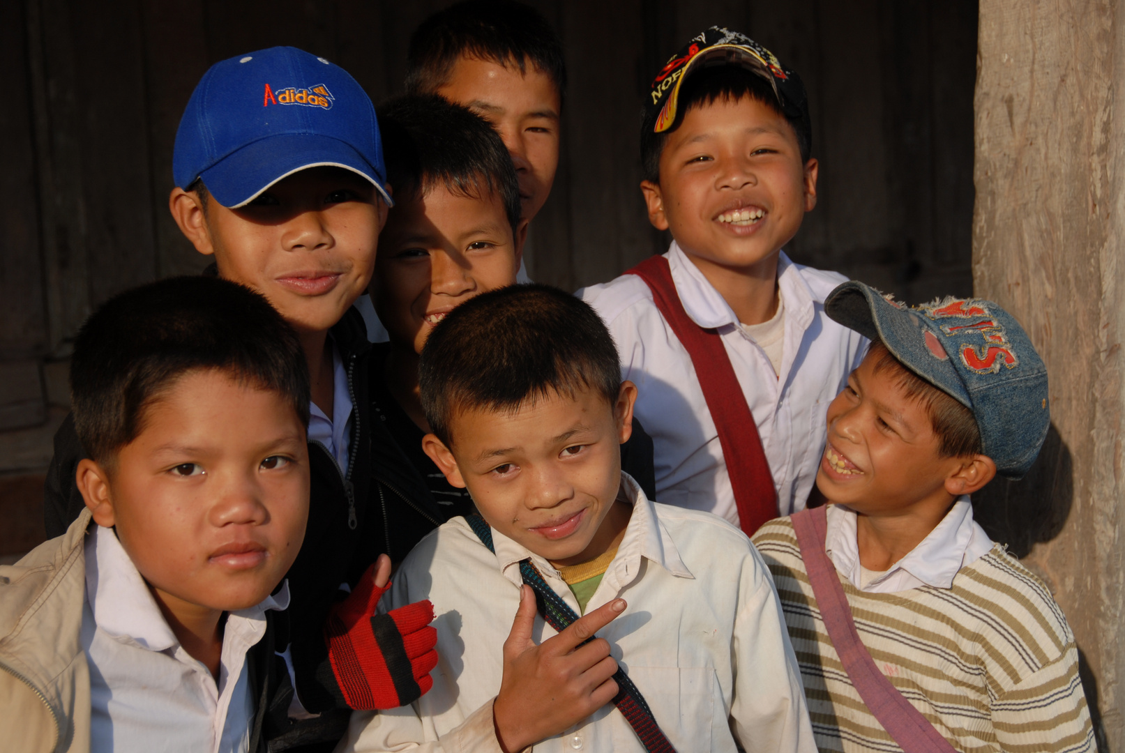 fröhliche laotische Jungs