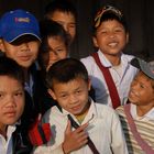 fröhliche laotische Jungs