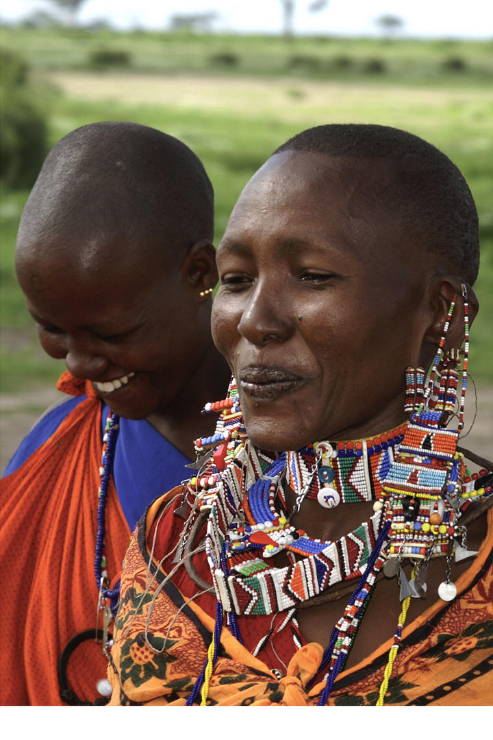 Fröhliche Massai Frauen
