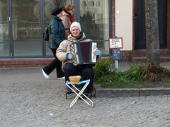 Fröhliche Musikantin am Strom