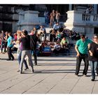 Fröhliche Truppe beim Tanzen zu lateinamerikanischen Tänze im Volksgarten