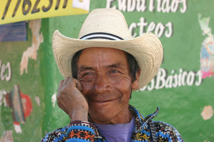 froehlicher Mann aus Guatemala