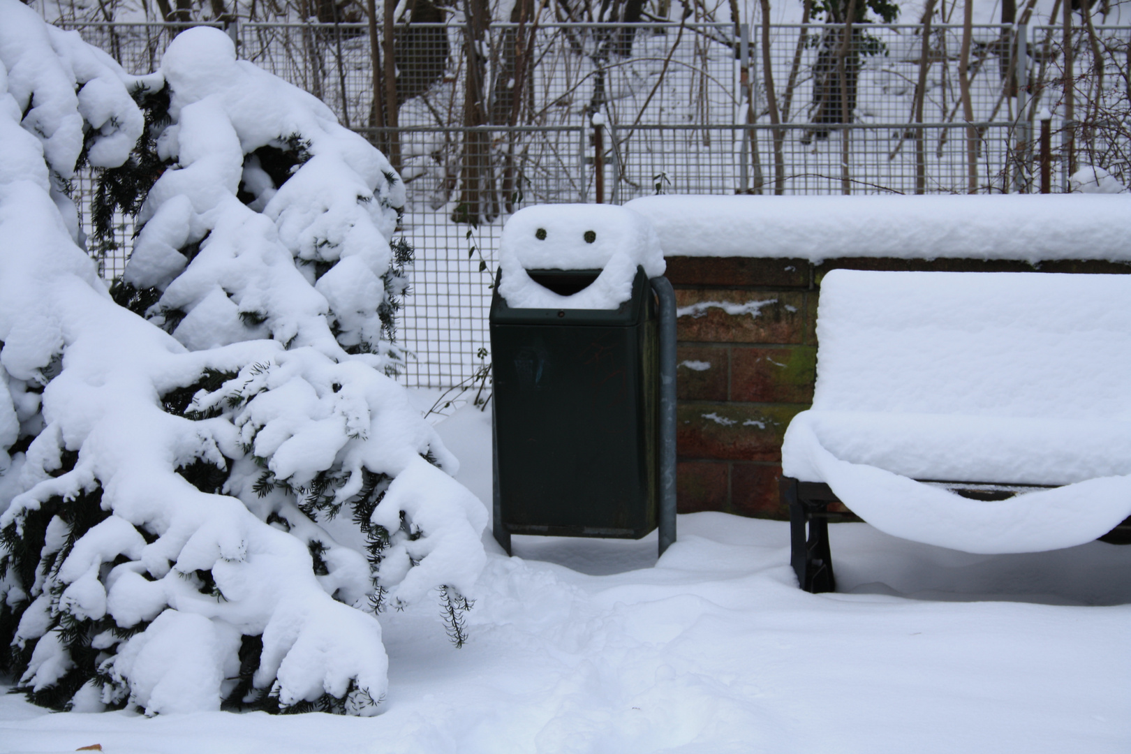 Fröhlicher Papierkorb im Winter