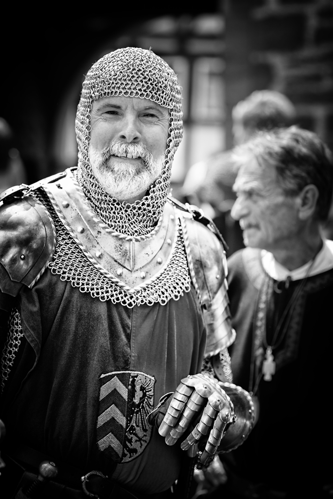 Fröhlicher "Ritter der Tafelrunde"