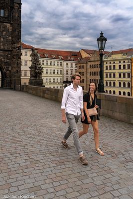 Fröhliches Paar auf der Karlsbrücke von Prag