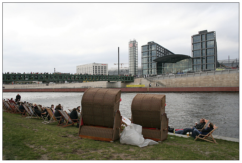 Fröhliches Strandleben am 3.Oktober in Berlin