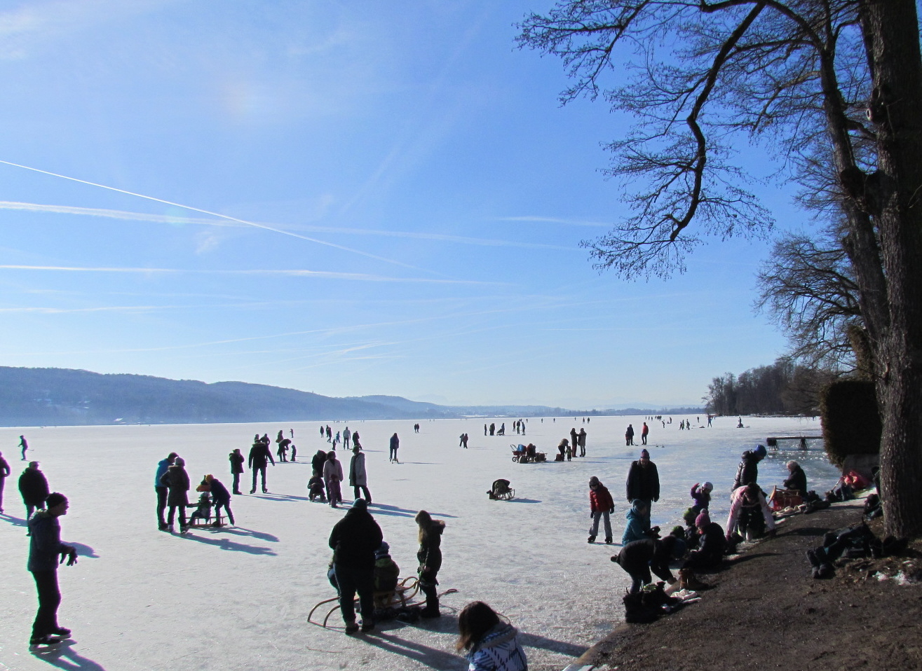 Fröhliches Treiben auf dem Eis - Pilsensee