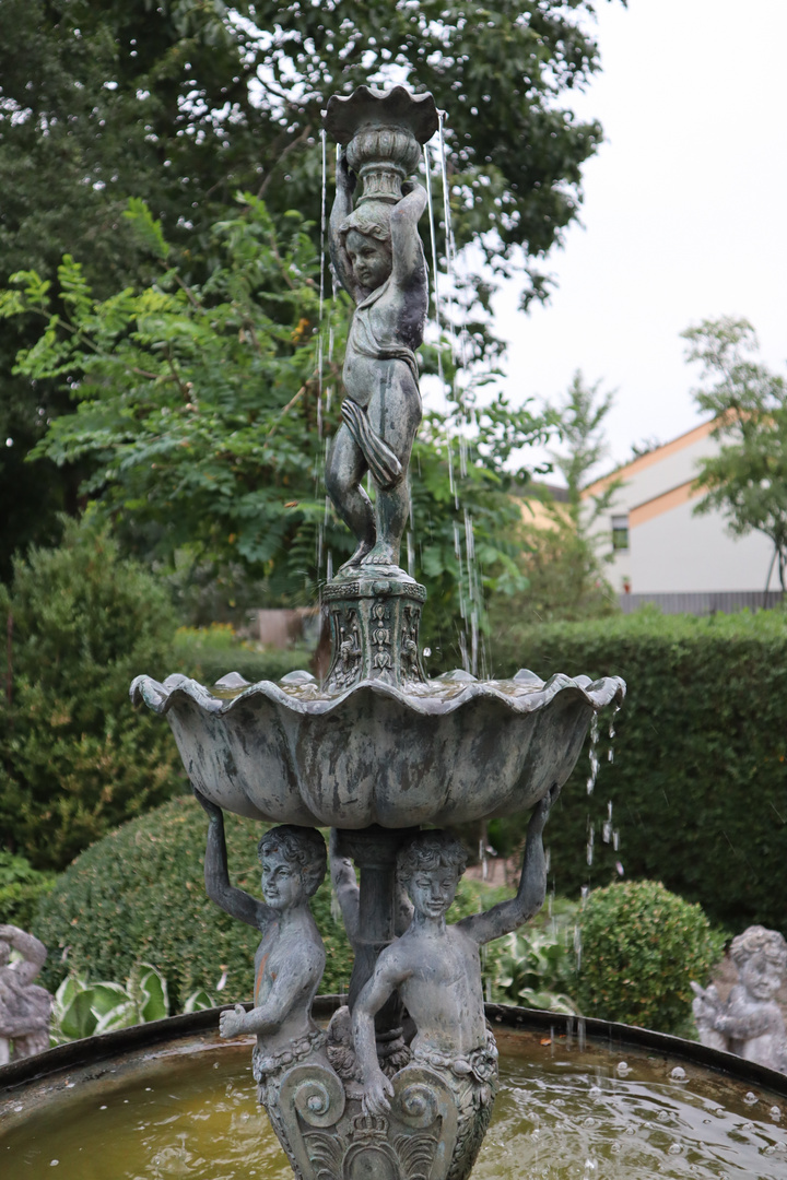 fröhliches Wasserspiel im Barockgarten