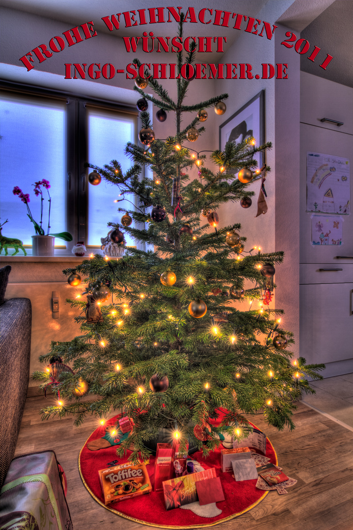 Frohe Weihnachten :-) da muss sogar der Tannenbaum schon dran glauben :-)