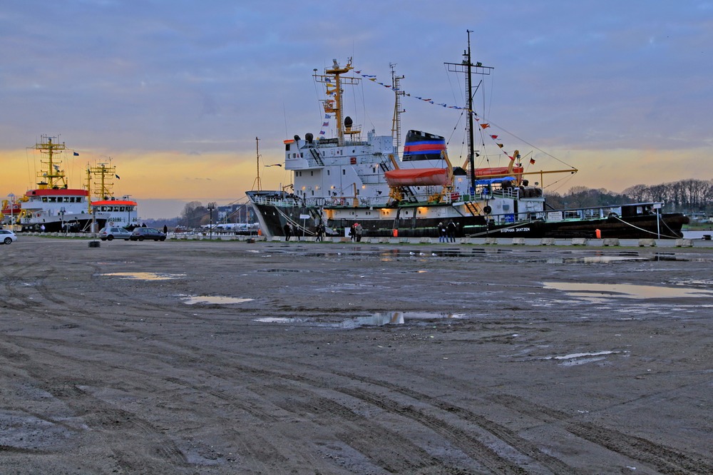 +++ frohe Weihnacten +++ and a happy new year +++ from rostock +++ stadthafen ++