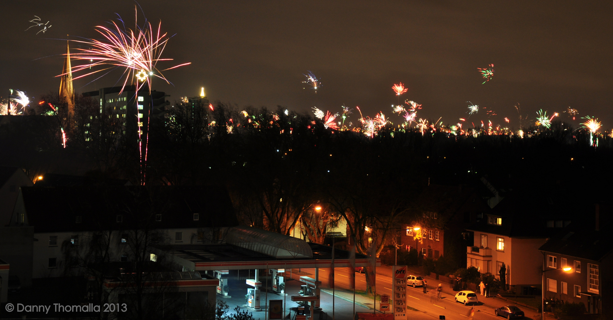 Frohes Neues Jahr 2013 Feuerwerk über den Dächern von Lünen