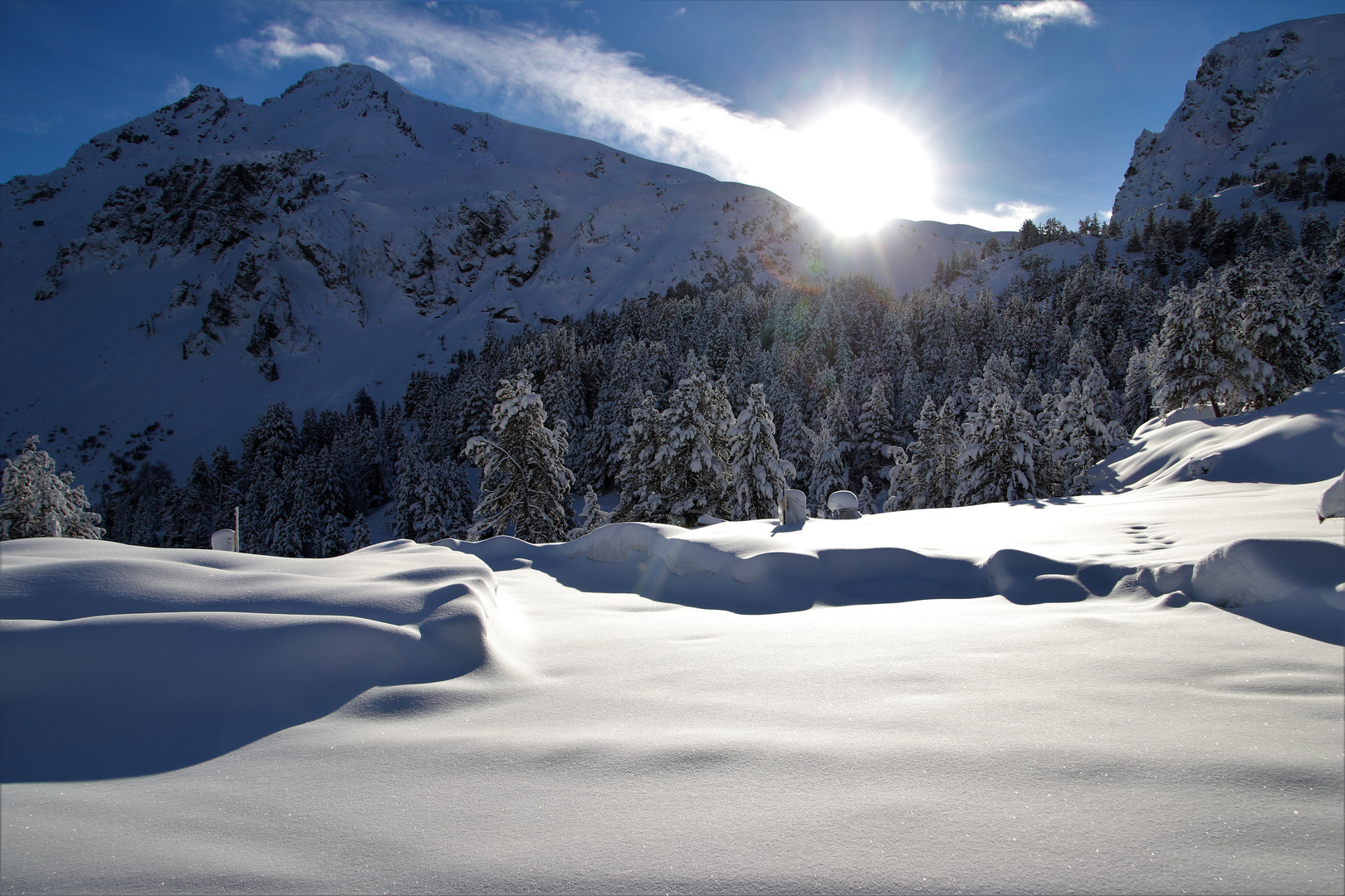 Frohes Weihnachtsfest mit frischem Schnee