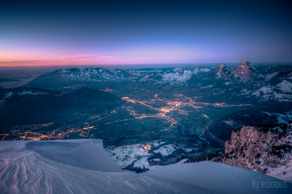 ^ Fronalpstock: Abenddämmerung über Schwyz ^