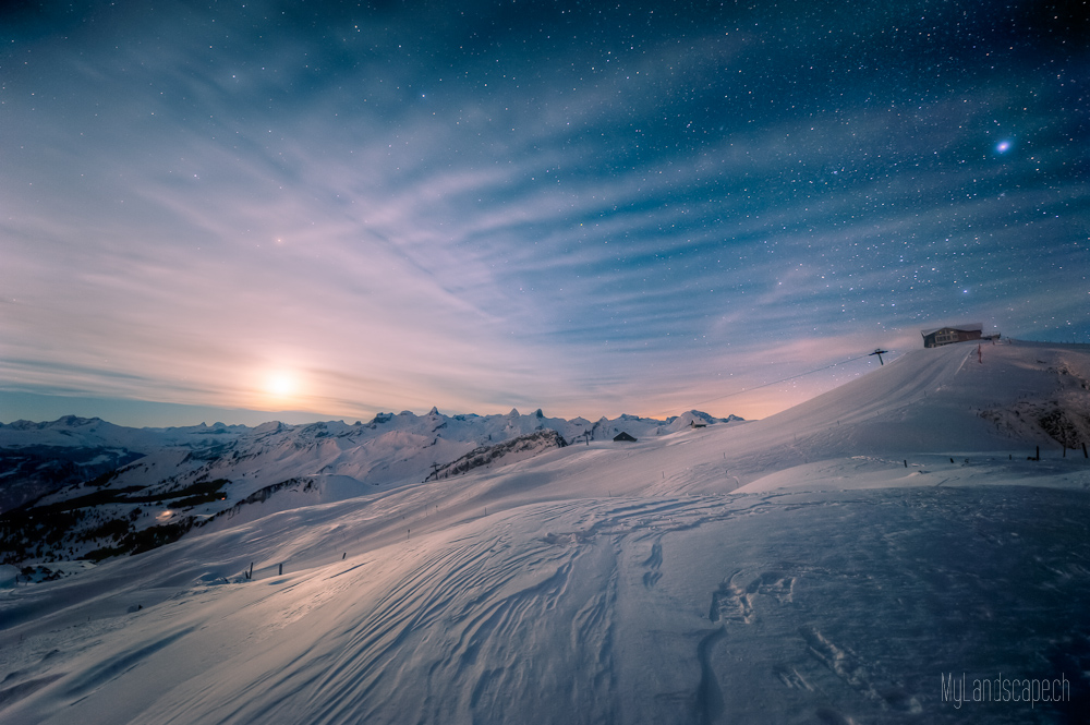 ^ Fronalpstock: Hütte und Mond °