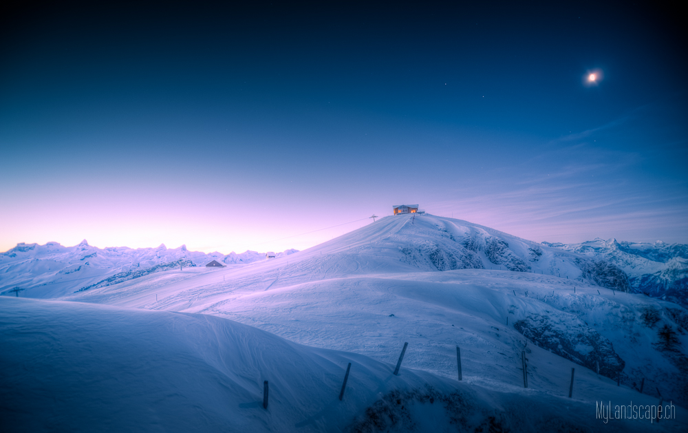 ^ Fronalpstock: Hütte und Mond am Morgen ~