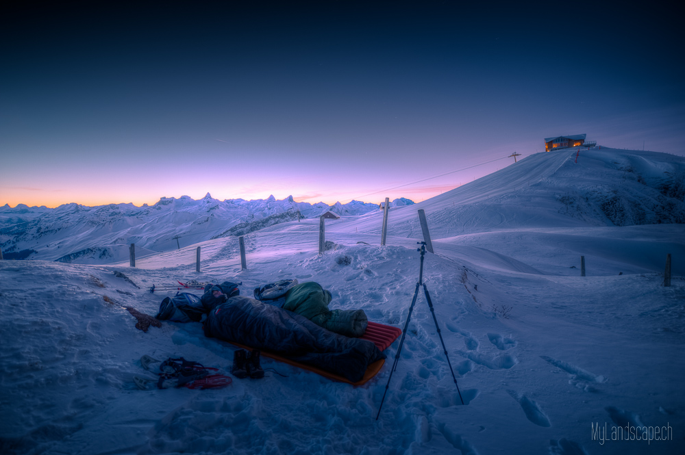 ^ Fronalpstock: Schlafplatz im Schnee ~