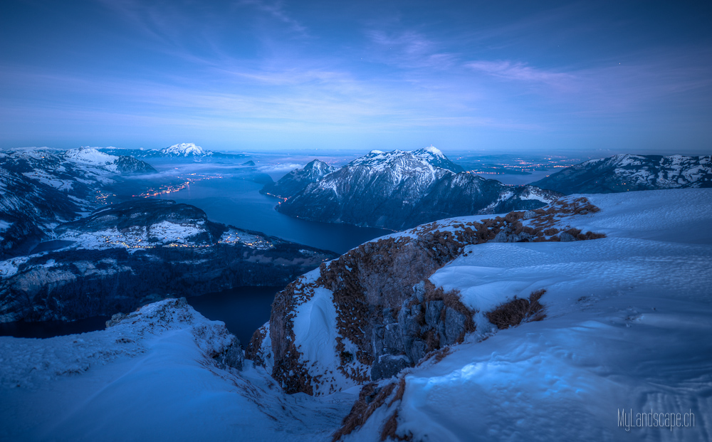 ^ Fronalpstock: Vierwaldstättersee zur blauen Stunde ~